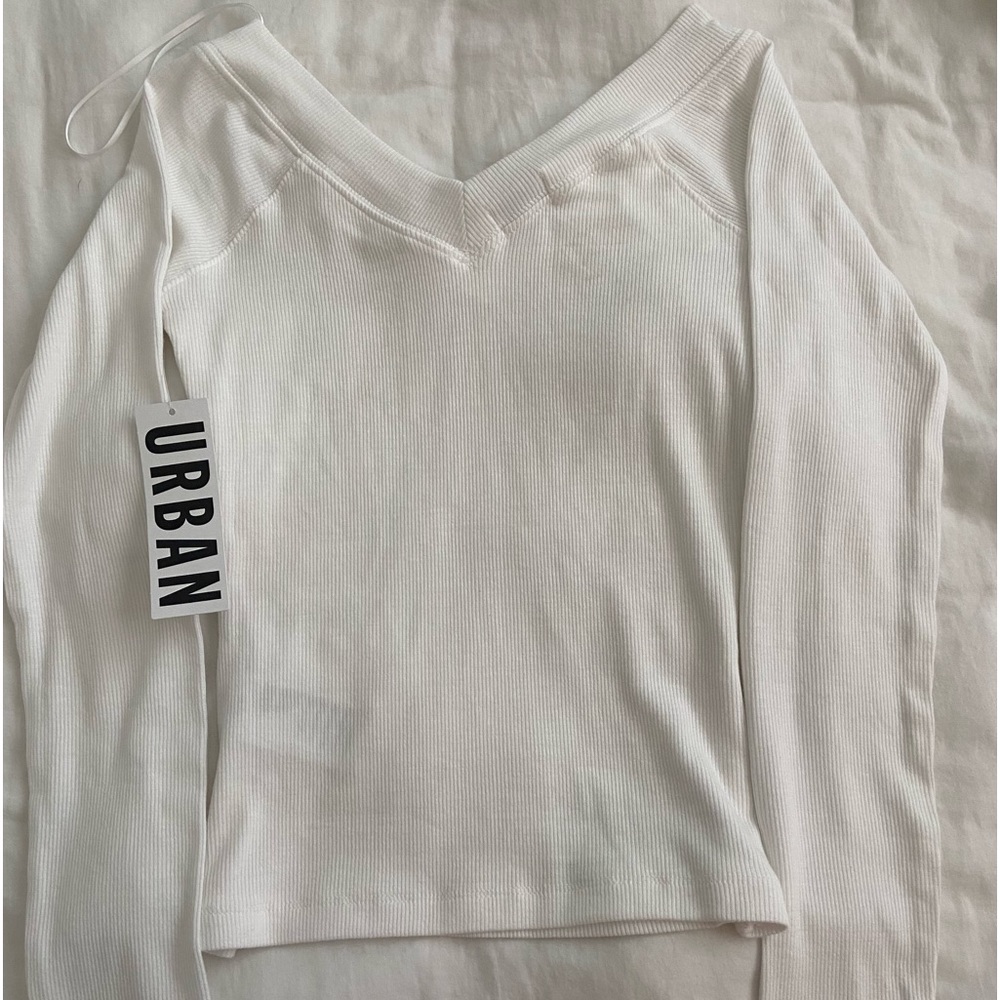 BDG SHANNEN OFF-THE-SHOULDER LONG SLEEVE TEE WHITE